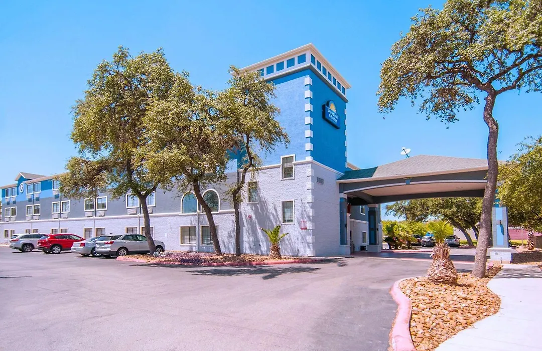 Days Inn & Suites By Wyndham San Antonio North/Stone Oak-1